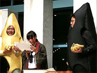 門司港レトロ　バナナフェア2011門司港バナナマン　修学旅行生に門司港ホテルでバナナの叩き売り